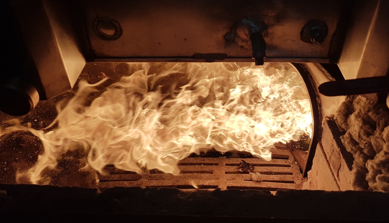 The flame of the biomass burner goes directly inside the fire chamber of the maple syrup evaporator