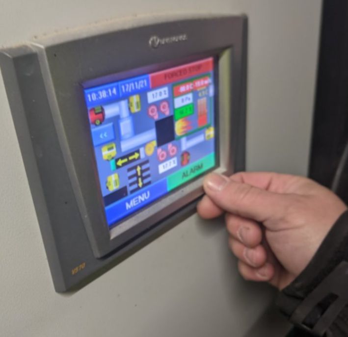 L'automate de contrôle à écran tactile permet de piloter le fonctionnement de la chaufferie