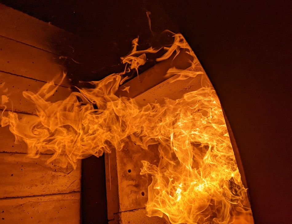 Flamme à l'intérieur du foyer de la chaudière biomasse