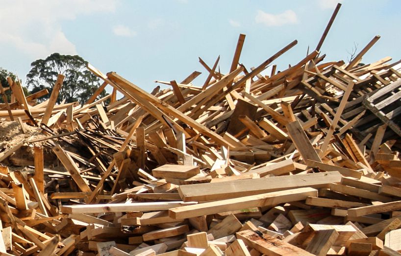 Rebuts de bois de CRD (construction, rénovation et démolition) empilés dans un écocentre